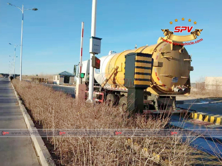 18,000 Litres Vacuum Tanker Sinotruk -  Passing Chinese Border